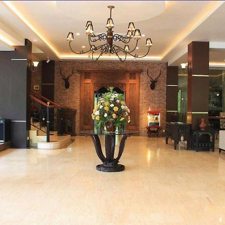 Narita Classic Hotel Surabaya Exterior photo