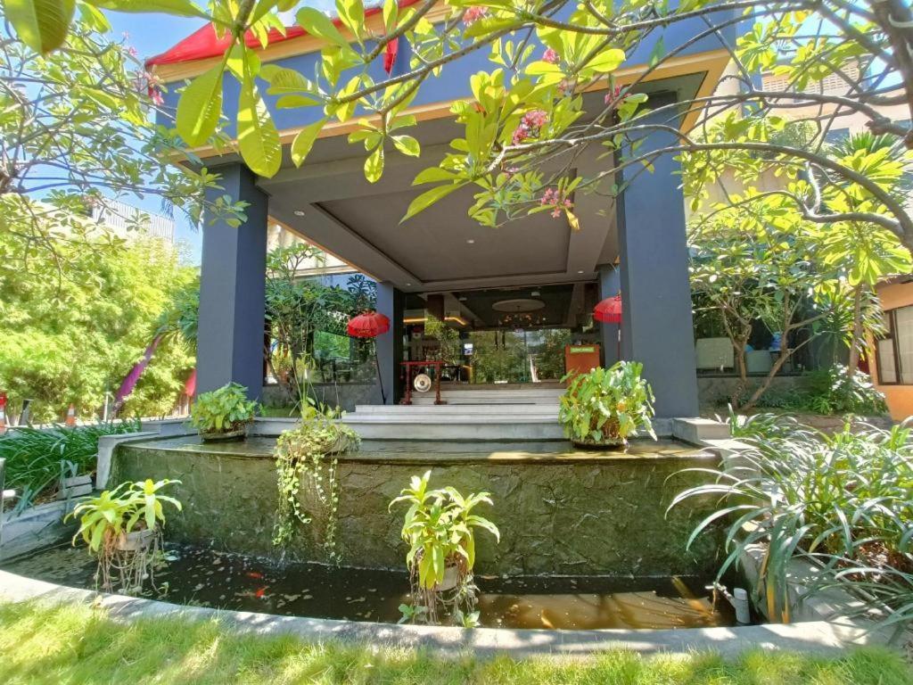 Narita Classic Hotel Surabaya Exterior photo