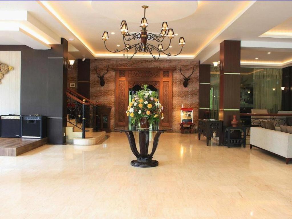 Narita Classic Hotel Surabaya Exterior photo