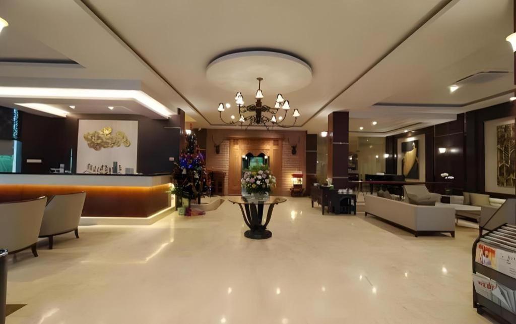 Narita Classic Hotel Surabaya Exterior photo